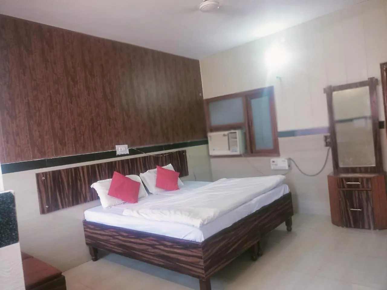 Goverdhan Hotel - Close To Railway Station And Bus Stand アーグラ